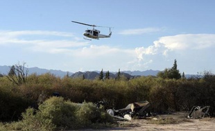 Des membres du Bureau enquête analyse (BEA) arrivent à bord d'un hélicoptère sur les lieux du crash mortel à Villa Castelli, en Argentine, le 11 mars 2015