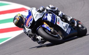 L'Espagnol Jorge Lorenzo (Yamaha) a dominé les deux premières séances d'essais libres du Grand Prix d'Italie qui se sont déroulées vendredi sur le circuit du Mugello, frôlant le record de la piste détenu depuis l'an dernier par Casey Stoner (Honda).
