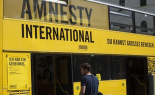 Un bus de l'ONG Amnesty International