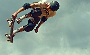 La Shifty School tire son nom d'une figure de skate qui opère un changement de trajectoire mais permet de retomber sur ses roues.