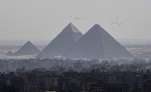 Les trois premiers avions de combat Rafale commandés par l'Egypte à la France, arrivés au Caire, volent avec les avions de l'armée egyptienne, le 21 juillet 2015