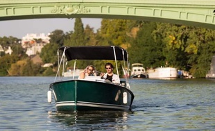 A Nantes, les bateaux proposés par Ruban Vert sont fabriqués par l'entreprise Ruban Bleu