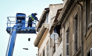 Des ouvriers procèdent à la démolition d'immeubles rue de la Palud à Marseille
