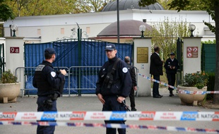Les policiers surveillent la grande mosquée de Colmar après qu'une voiture est rentrée volontairement dedans samedi 21 septembre 2019.
