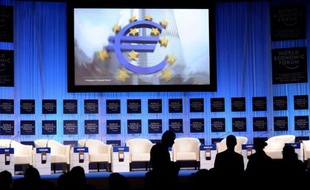 L'ombre de la Grèce, menacée de mise sous tutelle par les Européens, a une nouvelle fois plané au-dessus de Davos où l'inertie de la zone euro, qui tarde à mettre en place des solutions pour en finir avec la crise, a été critiquée samedi par une bonne partie de la planète.