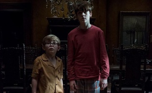 Julian Hillard et Paxton Singleton dans «The Haunting of Hill House».