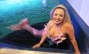 La sirène Andrina se produit à l'Océarium du Croisic.