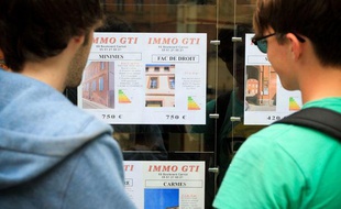 Toulouse, le 10 juillet 2012. Deux jeunes étudiants regardent les annonces de location d'une agence immobilière dans le centre ville.