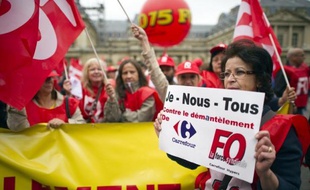 A la veille d'un comité de groupe chez Carrefour, le syndicat FO redoute une réorganisation de tout le secteur de la grande distribution en France qui toucherait près de 12.000 postes affectés principalement aux produits non-alimentaires comme l'électroménager ou la téléphonie.