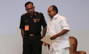 La façon dont les troupes pakistanaises ont traité les deux soldats indiens qui ont été tués mardi le long de la frontière entre les deux puissances rivales, au Cachemire, était "inhumaine", a dénoncé mercredi le ministre indien de la Défense, A.K. Antony.