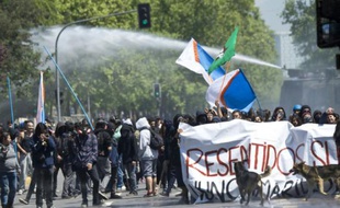 Des étudiants manifestent à Santiago au Chili, le 15 octobre 2015