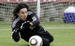 Le gardien de la sélection mexicaine Guillermo Ochoa, lors d'un entraînement à Mexico le 31 août 2010.
