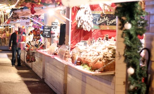 Illustration d'un stand de saucissons, ici au marché de Noël du Parlement, à Rennes.