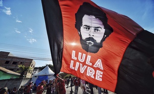 Des supporters de l'ancien président brésilien Lula emprisonné pour corruption, réclament sa libération, le 8 juillet 2018.