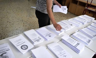 La droite conservatrice est créditée d'un fragile demi-point d'avance sur la gauche radicale dimanche soir, selon un sondage réalisé à la sortie des bureaux de vote à la clôture d'un scrutin crucial sur l'avenir de la Grèce dans l'euro.