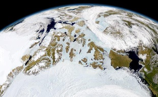 L'Arctique photographié par un satellite de la Nasa.