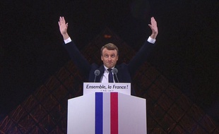 Emmanuel Macron remercie ses soutiens sur l'esplanade du Louvre, le 7 mai 2017.