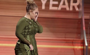 Adele a remporté cinq trophées aux Grammy Awards, le 12 février 2017.