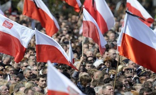 Trois ans après la catastrophe du Tupolev présidentiel polonais qui s'était écrasé le 10 avril 2010 en tentant d'atterrir par un épais brouillard à Smolensk en Russie, les théories de complot vont bon train en Pologne, alors que Varsovie réclame en vain à Moscou la restitution de l'épave de l'avion.