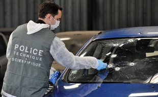 Premières investigations, le 28 novembre 2011 à Vitrolles, sur le véhicule de police ayant servi lors d'une course poursuite entre des malfaiteurs et des policiers de la brigade anticriminalité (Bac).