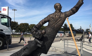 L'oeuvre présentant à travers la figure d'Antoine de Saint-Exupéry, une allégorie du savoir, a été installée devant la gare TGV de l'aéoroport de Lyon.