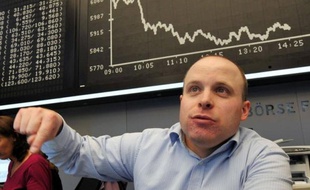 Les Bourses européennes et Wall Street ont terminé dans le rouge mercredi, l'annonce du départ prochain du chef du gouvernement italien Silvio Berlusconi ne parvenant pas à apaiser les craintes des investisseurs quant à la situation de ce pays très fortement endetté.