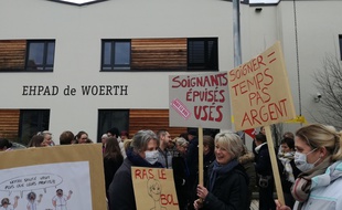 Des aides-soignants et infirmiers de plusieurs Ehpad du nord de l'Alsace se sont rassemblés devant l'établissement de Woerth après une matinée de mobilisation à Strasbourg.