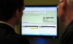 Une personne consulte le site de la banque en ligne Fortuneo