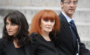 On reconnaissait Kenzo Takada, Hubert de Givenchy, Christian Lacroix, John Galliano, Vivienne Westwood, Valentino, Jean Paul Gaultier, Inès de la Fressange, le directeur artistique de la maison Saint Laurent Stefano Pilati, le couturier de la maison Lanvin Alber Elbaz, Sonia et Nathalie Rykiel.