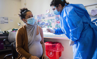Les femmes enceintes peuvent désormais se faire vacciner contre le Covid-19 sans attendre la fin de leur premier trimestre de grossesse.