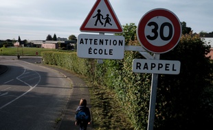 Illustration d'un enfant sur le chemin de l'école.