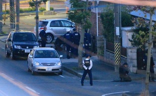 Un homme armé d'un couteau retenait jeudi cinq personnes en otage dans un banque au Japon, exigeant la démission du Premier ministre et de son gouvernement, ont rapporté la police et les médias nippons.