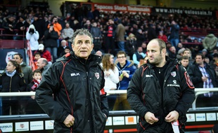 L'entraîneur des avants du Stade Toulousain William Servat (à droite) au côté du manager général Guy Novès lors du match de Top 14 entre Toulouse et Lyon, le 21 février 2015.