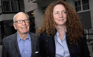 Rupert Murdoch (gauche) et Rebekah Brooks (droite) au Stafford Hotel, à Londres, en Grande-Bretagne, le 10 juillet 2011.