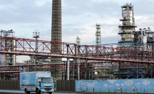 Le parti socialiste a estimé que le "devoir du gouvernement" était de "trouver un repreneur industriel" pour la raffinerie normande de Petit-Couronne (Seine-Maritime), après l'annonce vendredi de sa mise en vente par le raffineur suisse Petroplus.
