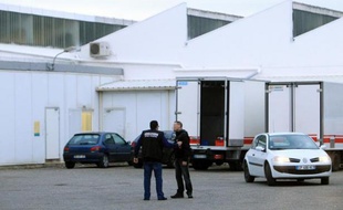 Quatre premières personnes sur les 21 interpellées lundi dans le cadre de l'enquête sur un nouveau trafic de viande de cheval devaient être déférées mardi après-midi devant une juge d'instruction du pôle santé de Marseille, a-t-on appris auprès du parquet.