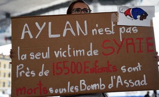 Une manifestante tient un panneau lors d'un rassemblement de soutien aux réfugiés, à Marseille, le 13 septembre 2015.
