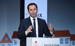 Le candidat à la présidentielle Benoît Hamon (PS), le 21 février 2017, lors d'un grand oral organisé par la Mutualité française au Palais Brongniart à Paris.