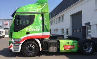 Ce camion Iveco roule au gaz naturel liquéfié.