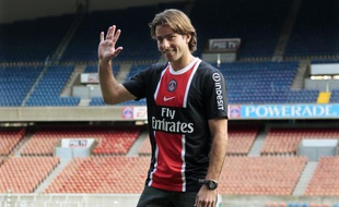 Le Brésilien Maxwell lors de sa présentation au PSG, le 12 janvier 2012 à Paris.