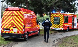 Des camions de pompiers près de l'endroit où un homme a poignardé des passants, le 3 janvier 2020 à Villejuif.
