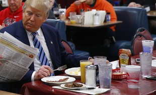 Donald Trump mange chez Tommy's Country Ham House, en Caroline du Sud, le 16 février 2016.
