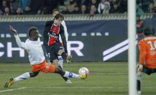 Le Parisien Maxwell tente de frapper malgré le retour du Montpelliérain Yanga Mbiwa, le 19 février 2012, au Parc des Princes.