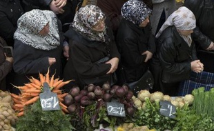 Des femmes musulmanes font la queue pour acheter des légumes au marché, le 18 octobre 2013 à Berlin