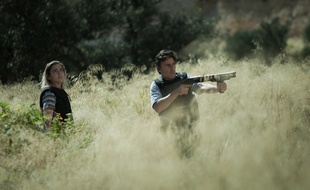 Yvan Attal (Darius), Garance Marillier (Christa) dans «Ad Vitam» sur Arte.