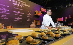 Paris, le 4 novembre 2014, quatre grands chefs concoctent des assiettes ‡ dÈguster par les usagers du mÈtro ‡ la station Miromesnil.