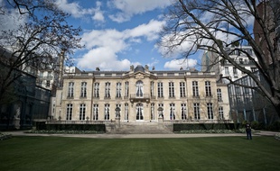 La grande pelouse de Matignon.