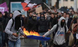 Des casseurs lors d'une manifestation contre la loi Travai à Nantes, le 13 mai 2016 / AFP / JEAN-FRANCOIS MONIER