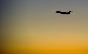 Un avion d'évacuation médicale transportant sept personnes, dont une patiente française, du Burkina Faso au Sénégal, s'est abîmé samedi soir au large de Dakar