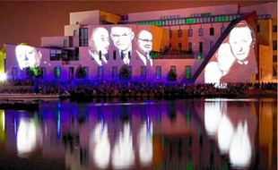 Aquatique Show revient sur la Presqu'île Malraux avec ses jeux d'eau et de lumière.